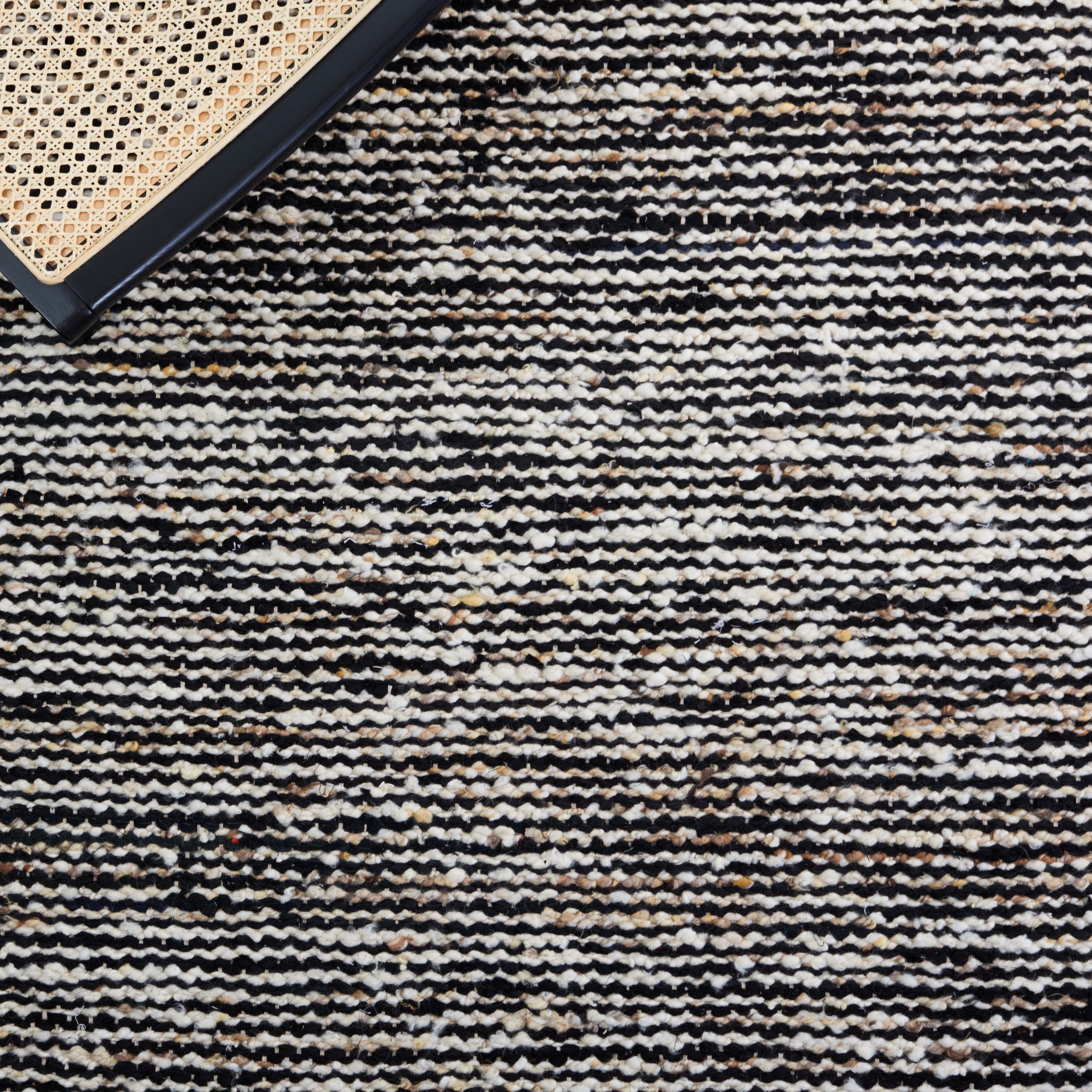 SAFAVIEH Natura Stephen Distressed Area Rug, Black/Ivory, 4' x 6'
