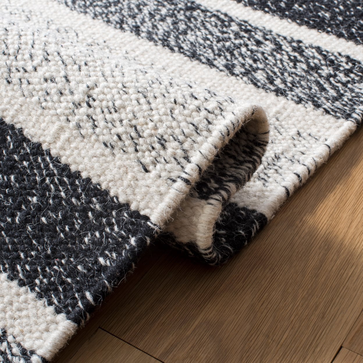 SAFAVIEH Kilim Carlie Striped Area Rug, Black/Ivory, 5' x 8'