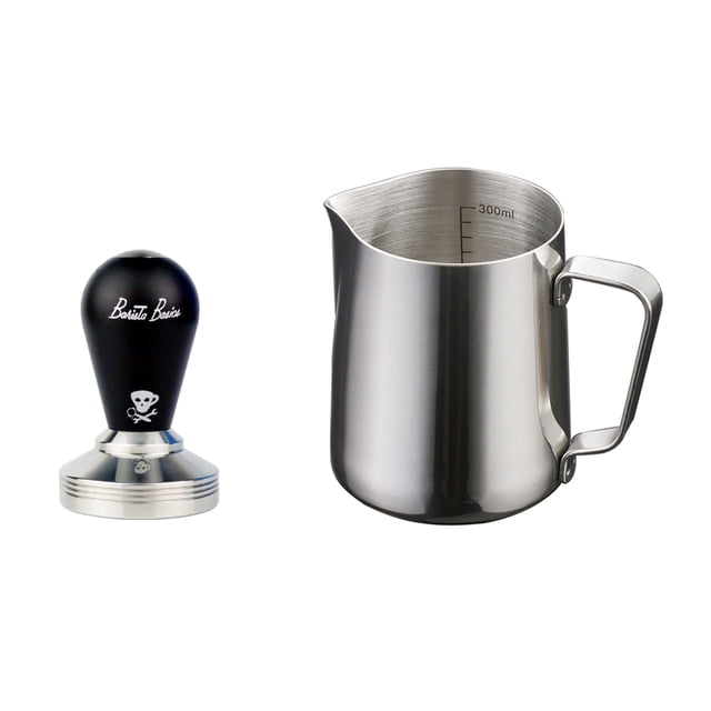 jarra de acero inoxidable con mezclador utensilios de casa hogar cocina comedor decorar jarra de leche 350 ml y tamper — vista frontal centrada: jarra cilíndrica de acero inoxidable cepillado con pico vertedor, mango en D y marcas internas hasta 300 ml; a la izquierda tamper de base metálica y mango negro con logo. También apta como jarra medidora compacta para recetas caseras.