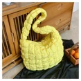 thumbnail image 4 of Bolso de mano acolchado de gran capacidad para mujer, elegante bolso de mano de nailon suave y acolchado para llaves, bolso de hombro de diseñador, 4 of 5
