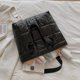 thumbnail image 3 of Bolso bandolera de nailon para mujer, diseño con espacio, bandolera acolchada, de color liso, 3 of 9