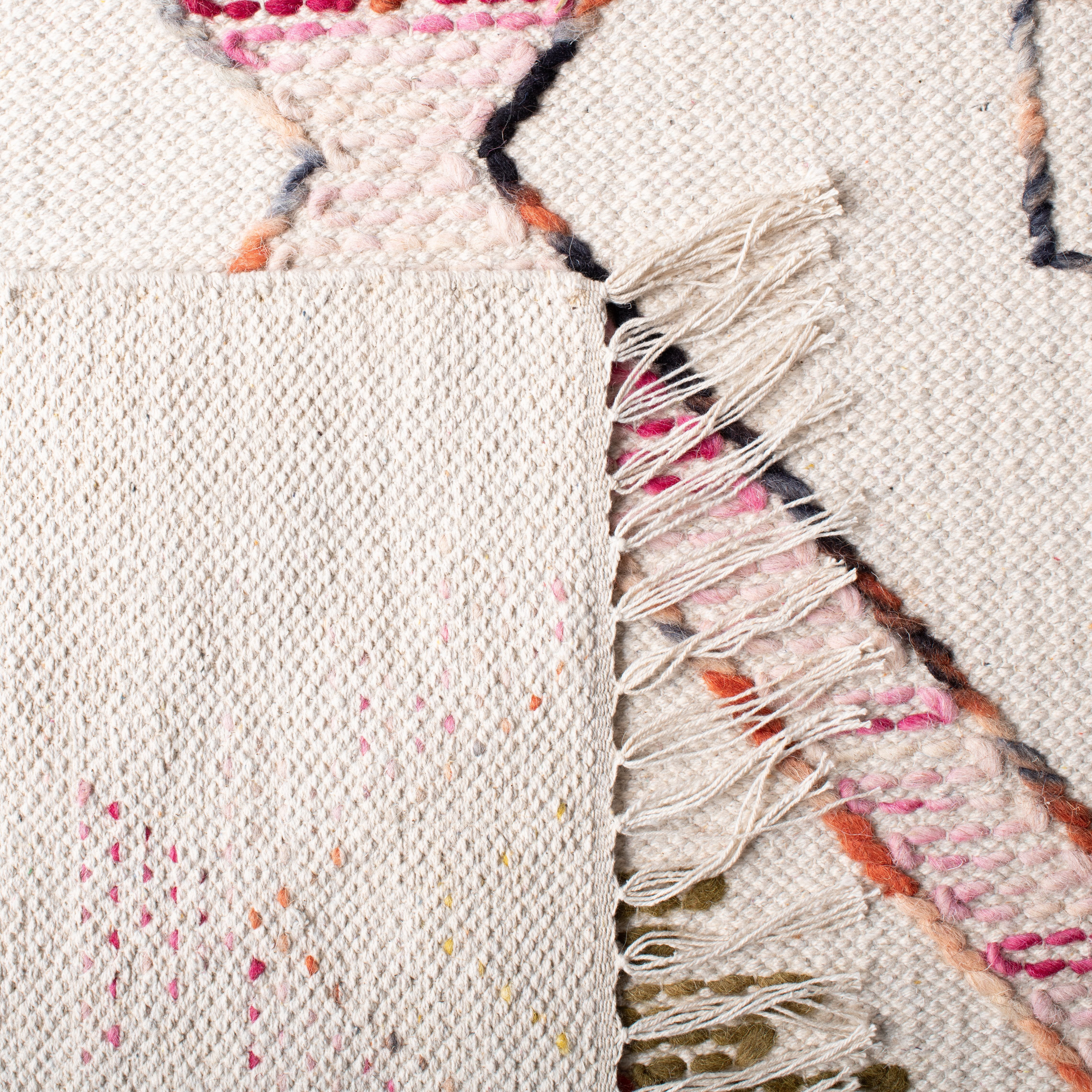 SAFAVIEH Kilim Rado Tribal Wool Area Rug, Ivory/Pink, 4' x 6'
