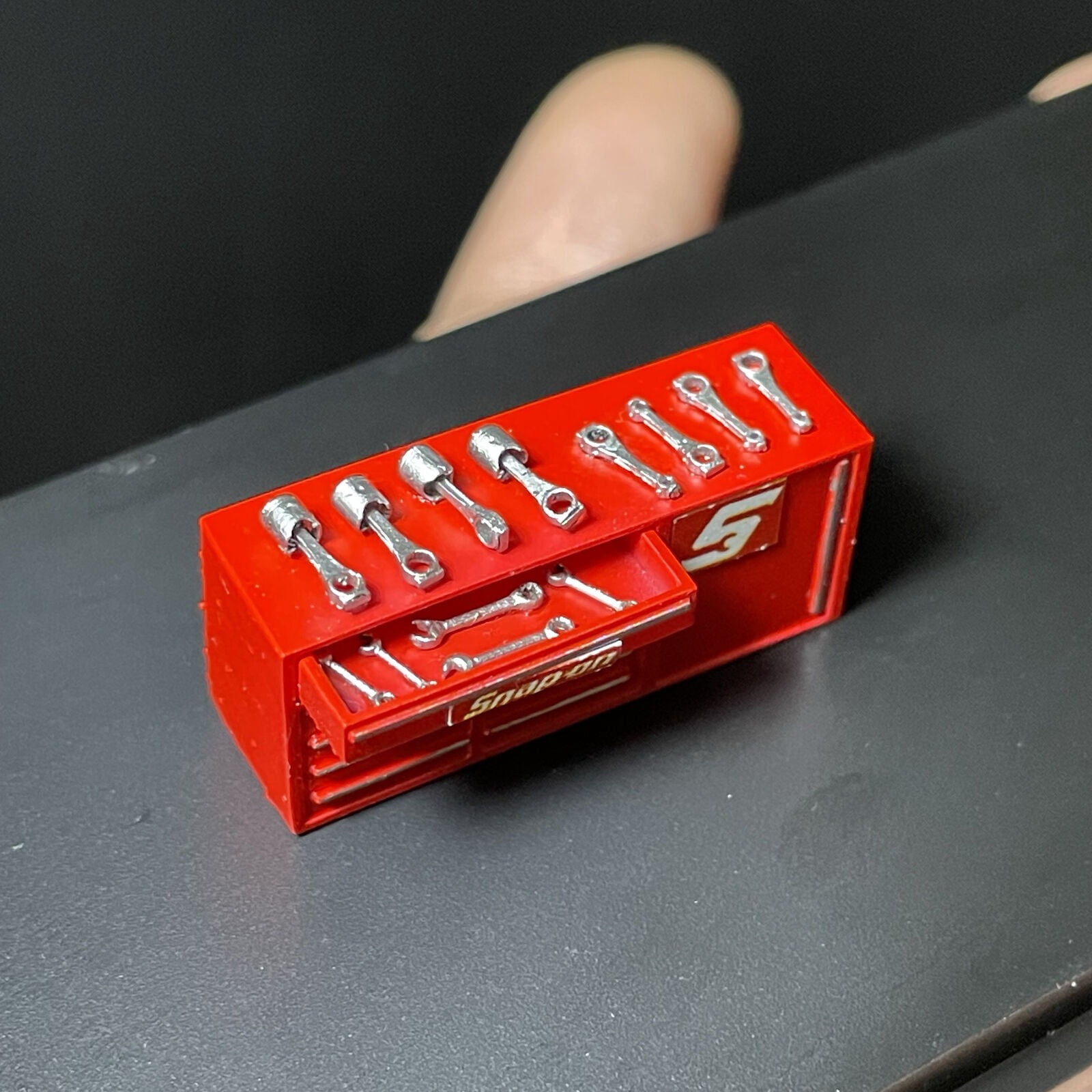1:64 Scale Diorama Car Garage Workbench Model Kit Garage Accessories Red Tool Cabinet Equipment for Diecast Car Model,Workshop Maintenance Repair Scene Display Prop Toy
