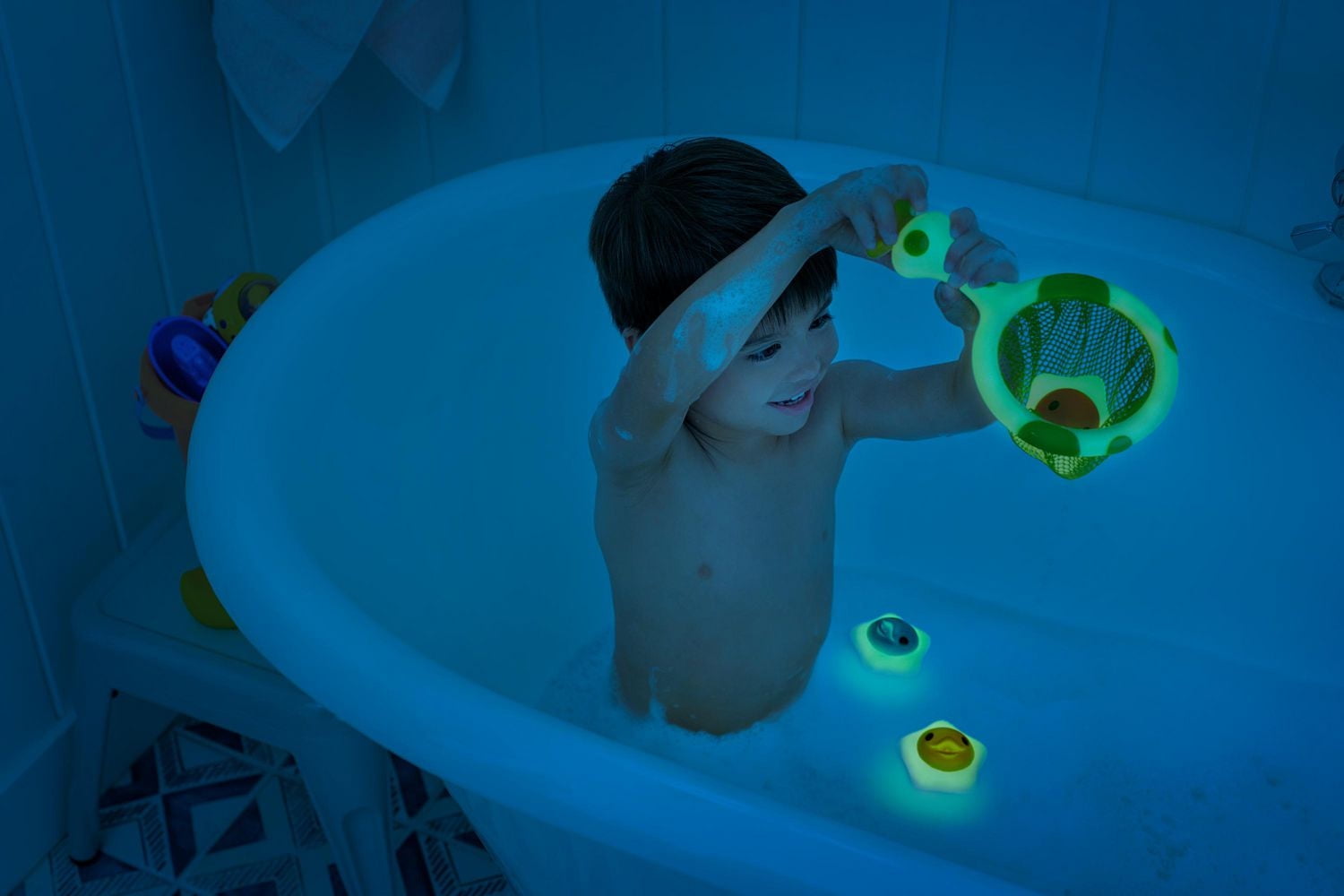 Munchkin Catch a Glowing Star™ Glow in the Dark Baby Bath Toy