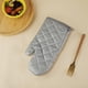 thumbnail image 4 of Guantes de Horno Plateados Resistentes Al Calor para Microondas Dcn241211002 | Manoplas de Cocina de Poliéster Antideslizantes | Acolchado Extra Grueso | Protección Contra Altas Temperaturas para Hor, 4 of 6