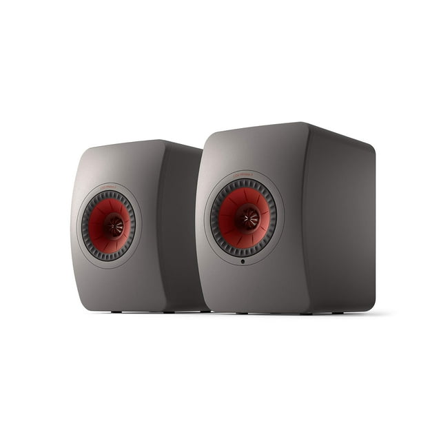 altavoces de estantería autoamplificados kef ls50 wireless ii - par (gris titanio) Par frontal 3/4 de altavoces KEF LS50 Wireless II en gris titanio, gabinete de bordes redondeados con acabado mate, driver Uni‑Q coaxial rojo centrado y LED bajo el driver, base con pies antivibración. Soporta AirPlay 2, Chromecast, ROON Ready y Bluetooth 4.2; incluye HDMI eArc, TOSLINK, coaxial, auxiliar 3.5 mm y RJ45. También se usan frecuentemente como monitores compactos de referencia en estudios domésticos.