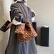 thumbnail image 5 of Bolso de mano acolchado con forma de corazón para mujer bolso de moda versátil de gran capacidad con monedero, 5 of 9