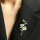 thumbnail image 5 of Broche de flores verdes | Diseño de colgante 2 en 1 | Acento perlado | Material de aleación | Caja de regalo incluida | Elegante accesorio para el Día de la Madre, días festivos y eventos especiales, 5 of 7