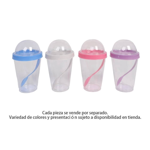 vaso prichos plástico transparente varios modelos 2 piezas Vista frontal centrada de cuatro vasos Prichos transparentes con tapa tipo domo y cuchara integrada adherida al costado; tapas en azul, gris, rosa y morado; medidas 8.9 x 8.9 x 15 cm; diseño portátil para yogurt, avena, fruta o snacks, apto para mochila, lonchera o viaje; venta por pieza, colores sujetos a disponibilidad en tienda.