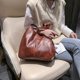 thumbnail image 5 of Bolso de mujer estilo moderno bolso de hombro de cuero suave de gran capacidad bolso cruzado de moda que combina con todo estilo bolso de mano para mujer, 5 of 6