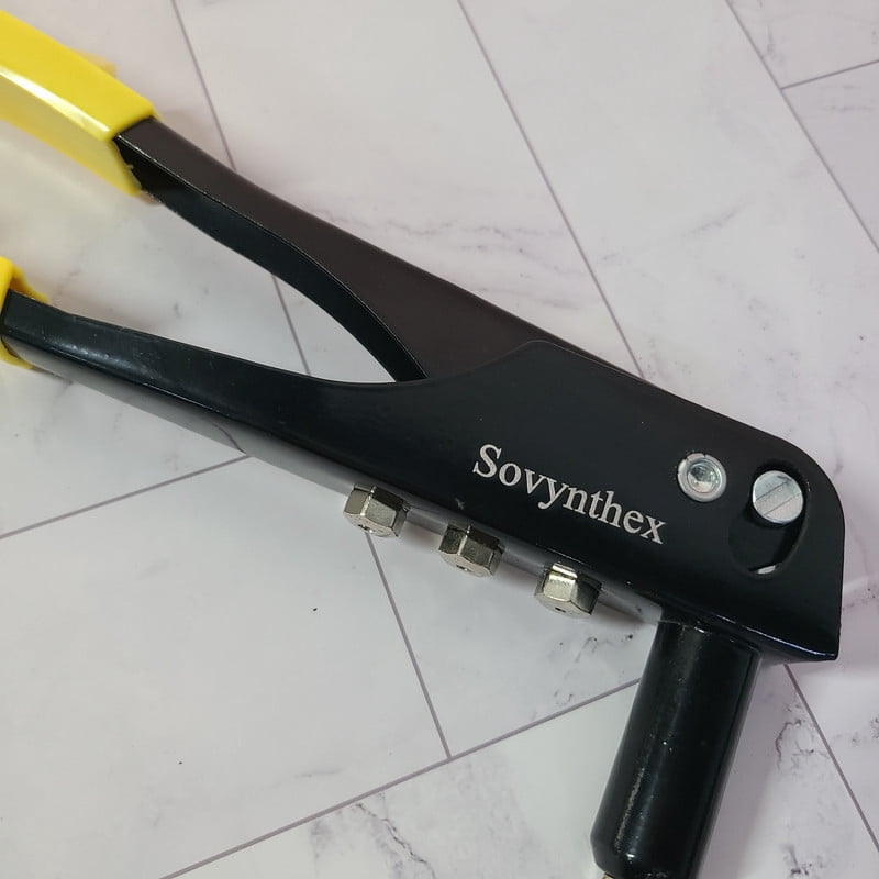 Sovynthex Hand tools, namely, riveters  Heavy-duty one-handed rivet gun with an ergonomic handle, suitable for metal, wood, and plastic