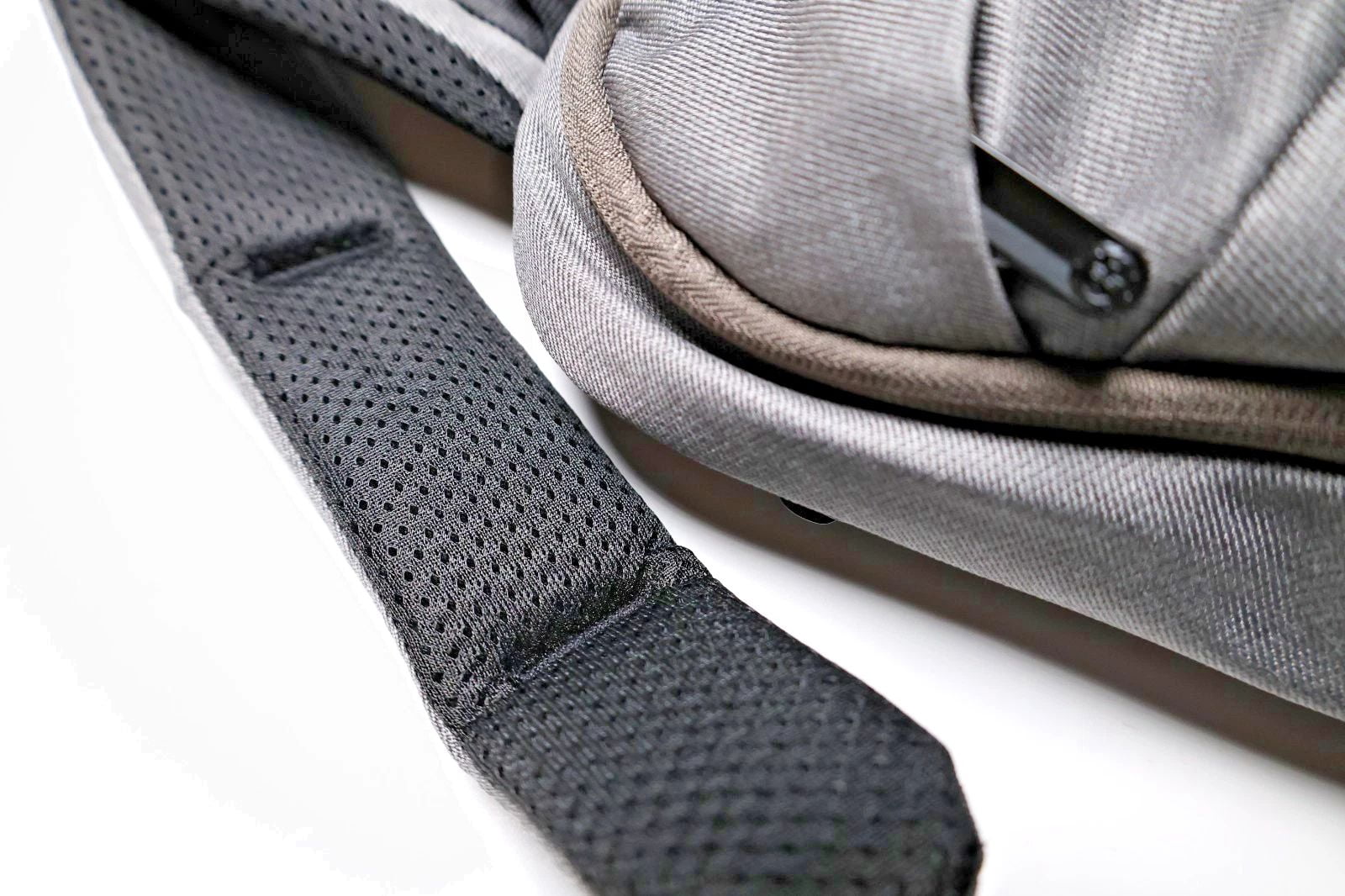 Swissdigital Brazen Light Gray Crossbody bag