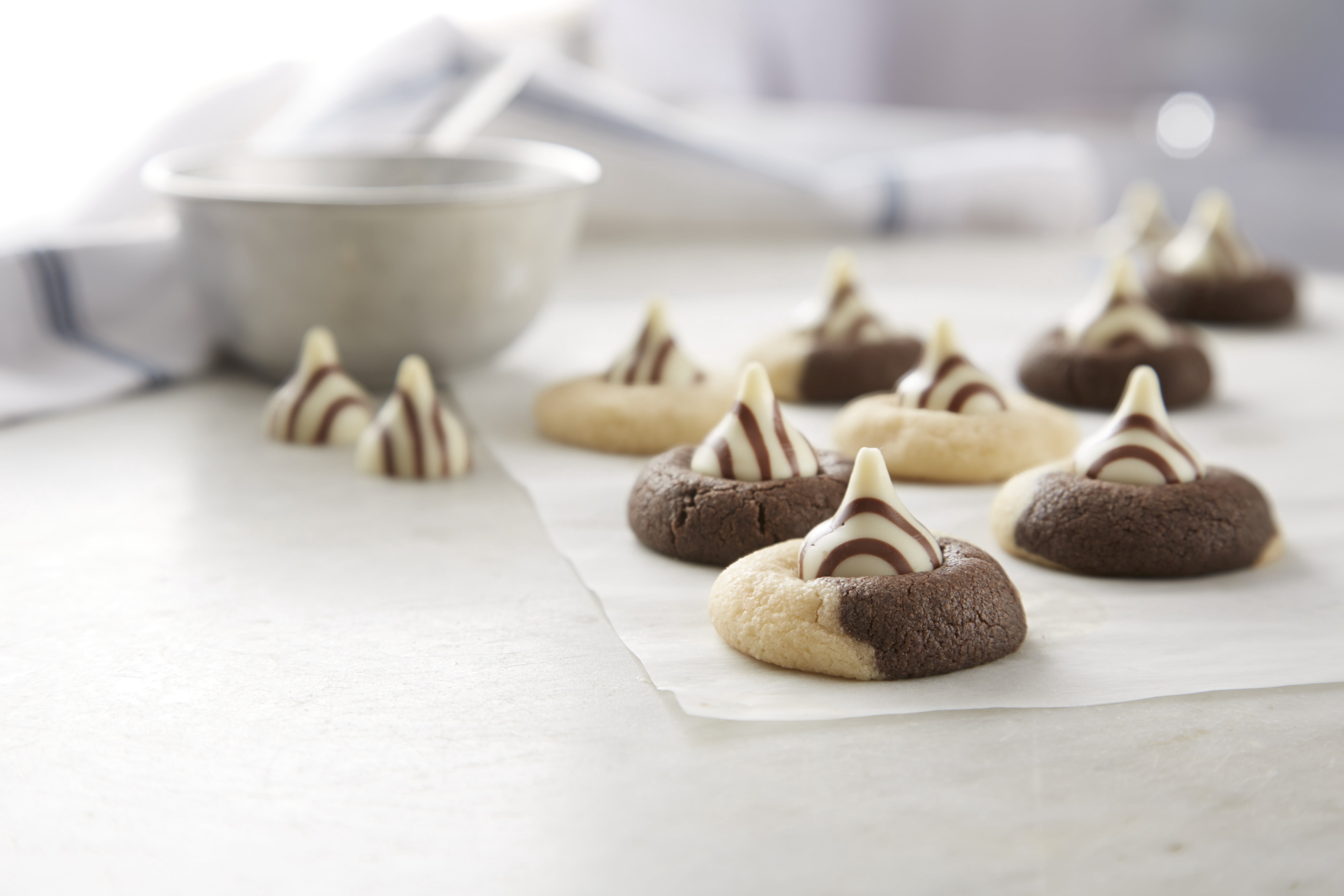 Hershey's Kisses Hugs White Cr&acuteme Milk Chocolate, 12 Oz.