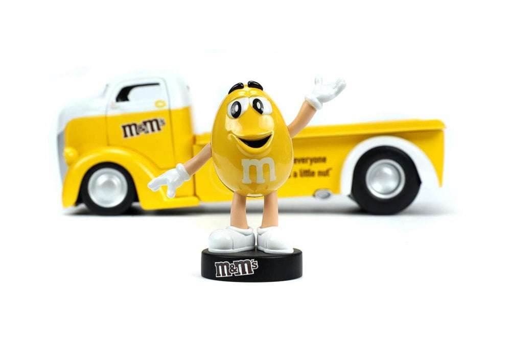 1947 Ford COE Flatbed Truck w/ Yellow M&M's Figure - Jada Toys