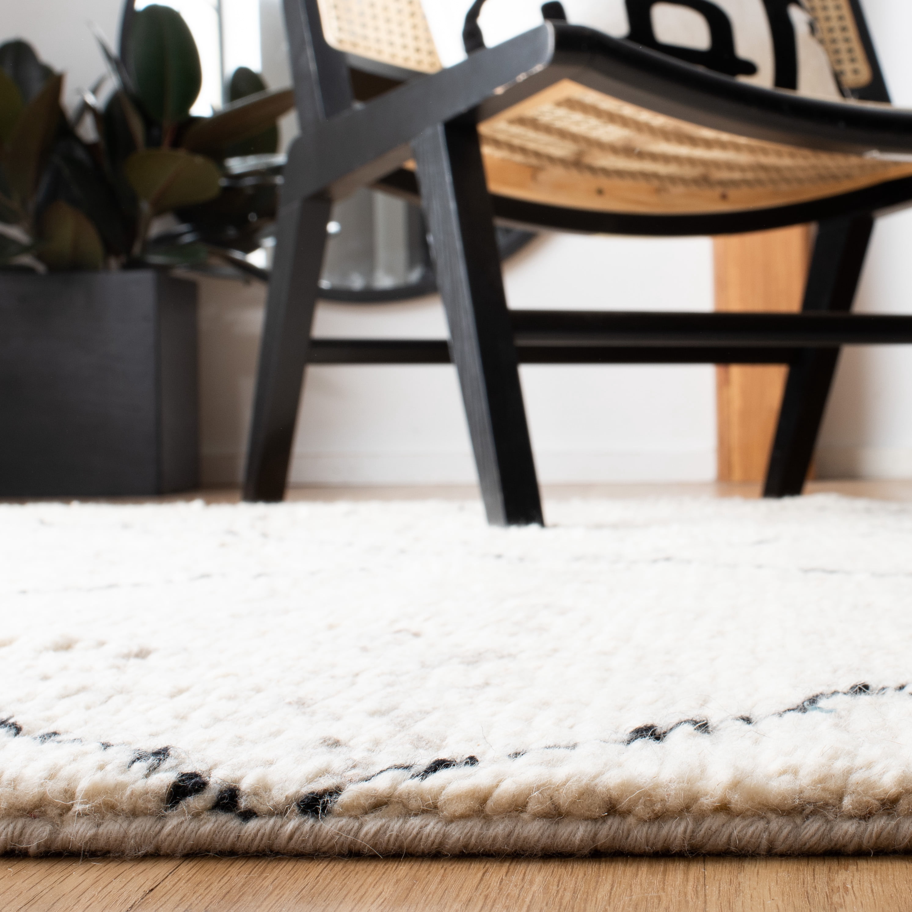 SAFAVIEH Casablanca Astrid Geometric Wool Area Rug, Ivory/Black, 9' x 12'