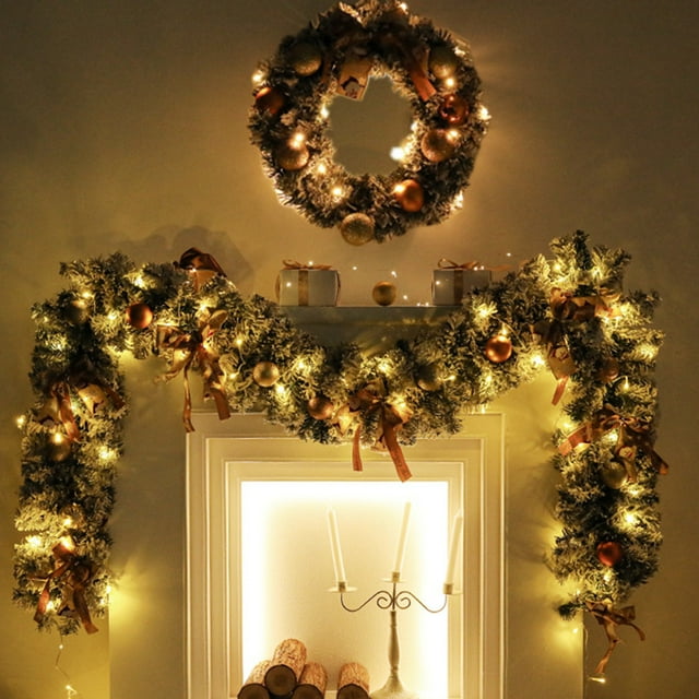 guirnaldas decorativas con luces navideñas, guirnaldas led brillantes, guirnaldas navideñas artificiales, decoración para puertas y ventanas, accesorios de decoración navideña, guirnaldas decorativas guirnalda festón y corona artificial multicolor de 50x50cm con luces LED cálidas, ramas de PVC, esferas y lazos dorados visibles; colgada sobre marco de chimenea iluminado, adecuada para puertas, ventanas, repisas y como adorno de mesa en celebraciones.