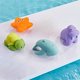 thumbnail image 5 of Juguetes para baño de tiburones que cambian de color con red de pesca - Set de 5 piezas para juegos acuáticos, animales para exprimir y rociar, criaturas oceánicas flotantes para niños, 5 of 6