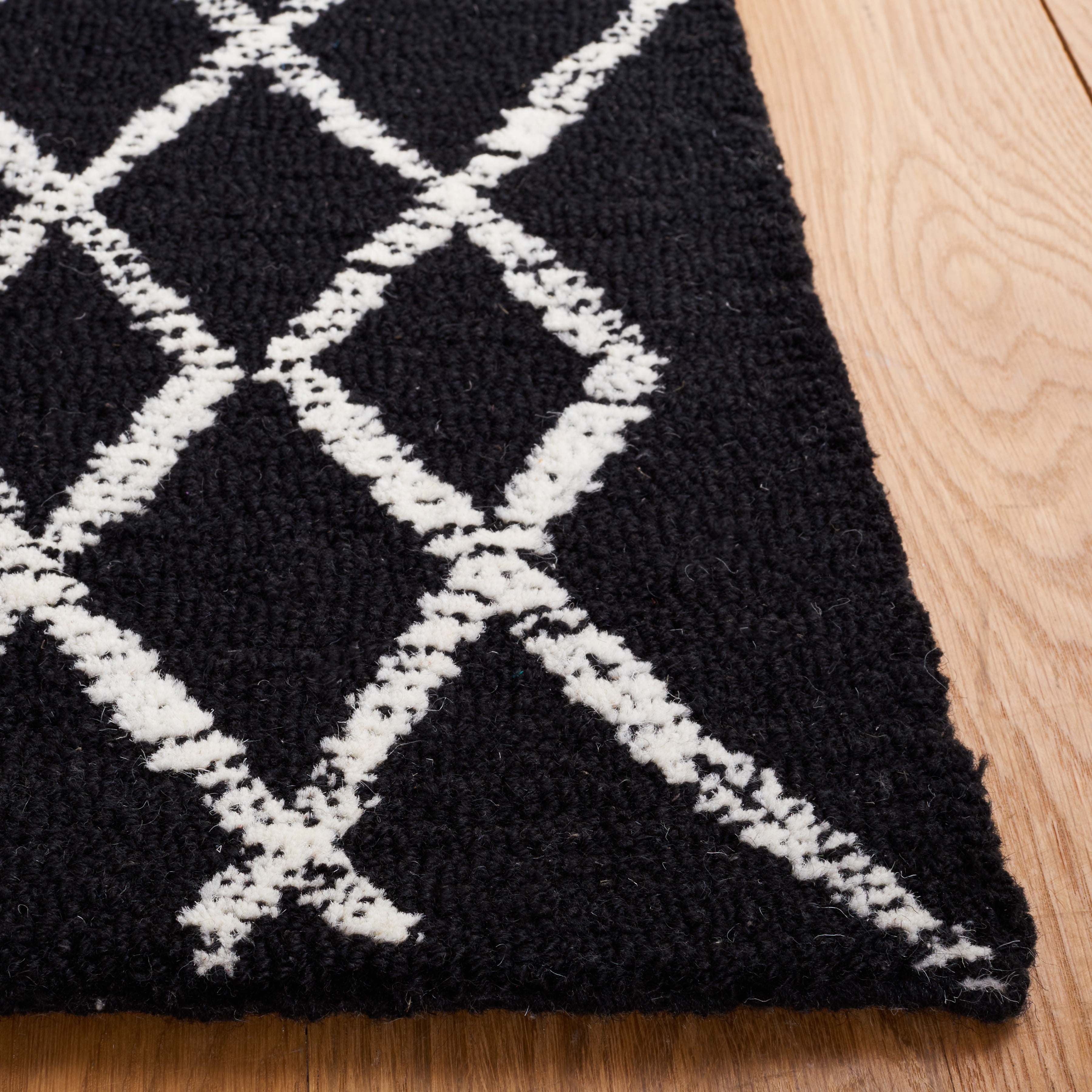 SAFAVIEH Metro Jenny Diamond Runner Rug, Black/Ivory, 2'3" x 8'