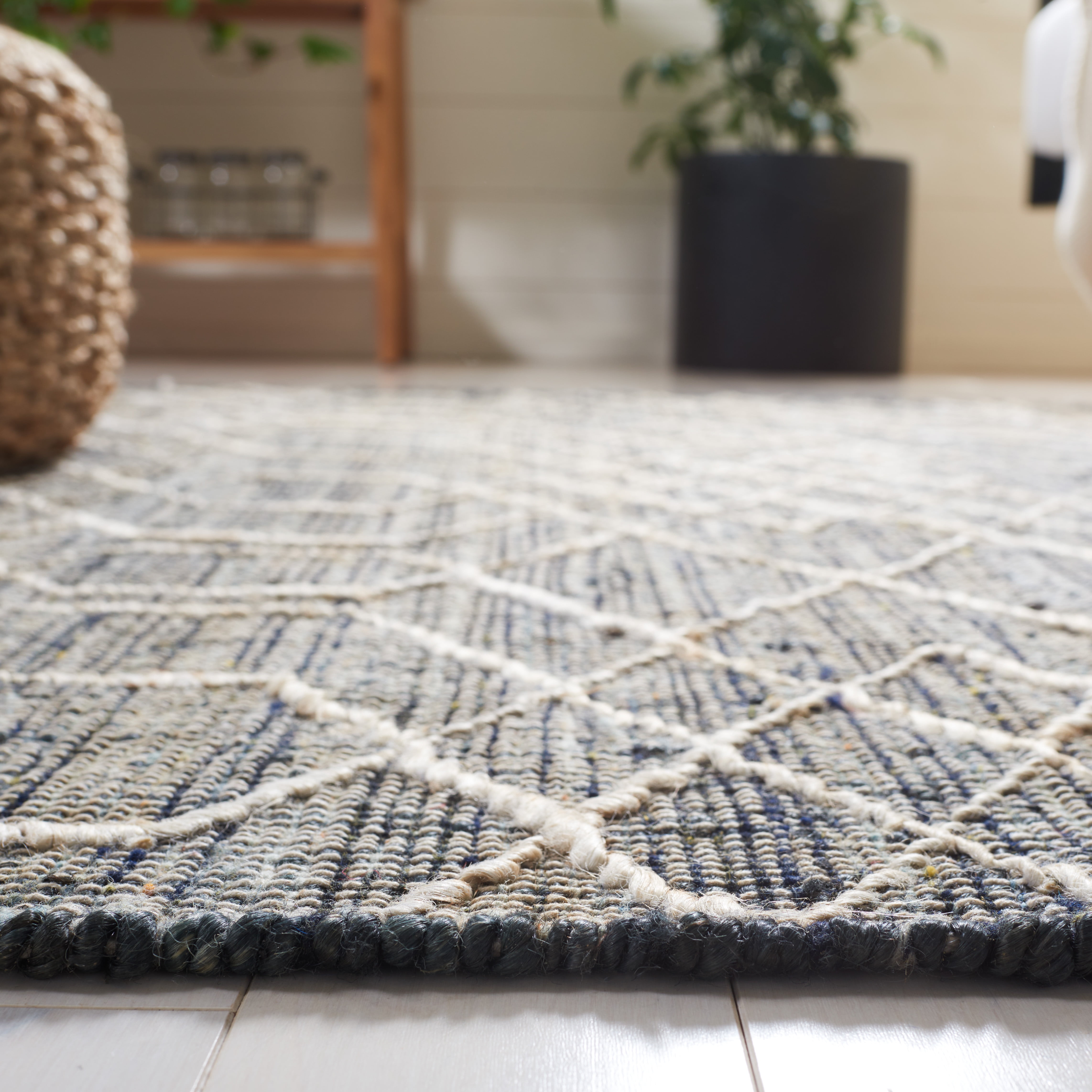 SAFAVIEH Natural Fiber Joleen Geometric Area Rug, Black/Ivory, 6' x 6' Round