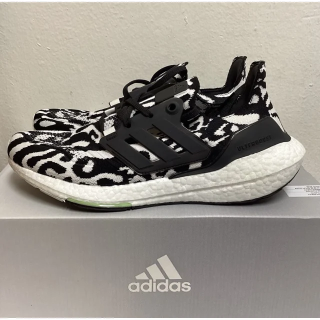 Adi-das ULTRABOOST 22 ( BLACK/WHITE ) ( SNEAKERS/RUNNING SHOES ) SIZE 8.5 GX6300