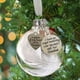 thumbnail image 3 of Adorno Navideño Conmemorativo, Diseño de Bola de Plumas, Mensaje "Un Trocito de Mi Corazón Está En El Cielo", Elegante Cinta Decorativa, Decoración para Árbol de Navidad, Homenaje a Seres Queridos, J, 3 of 4