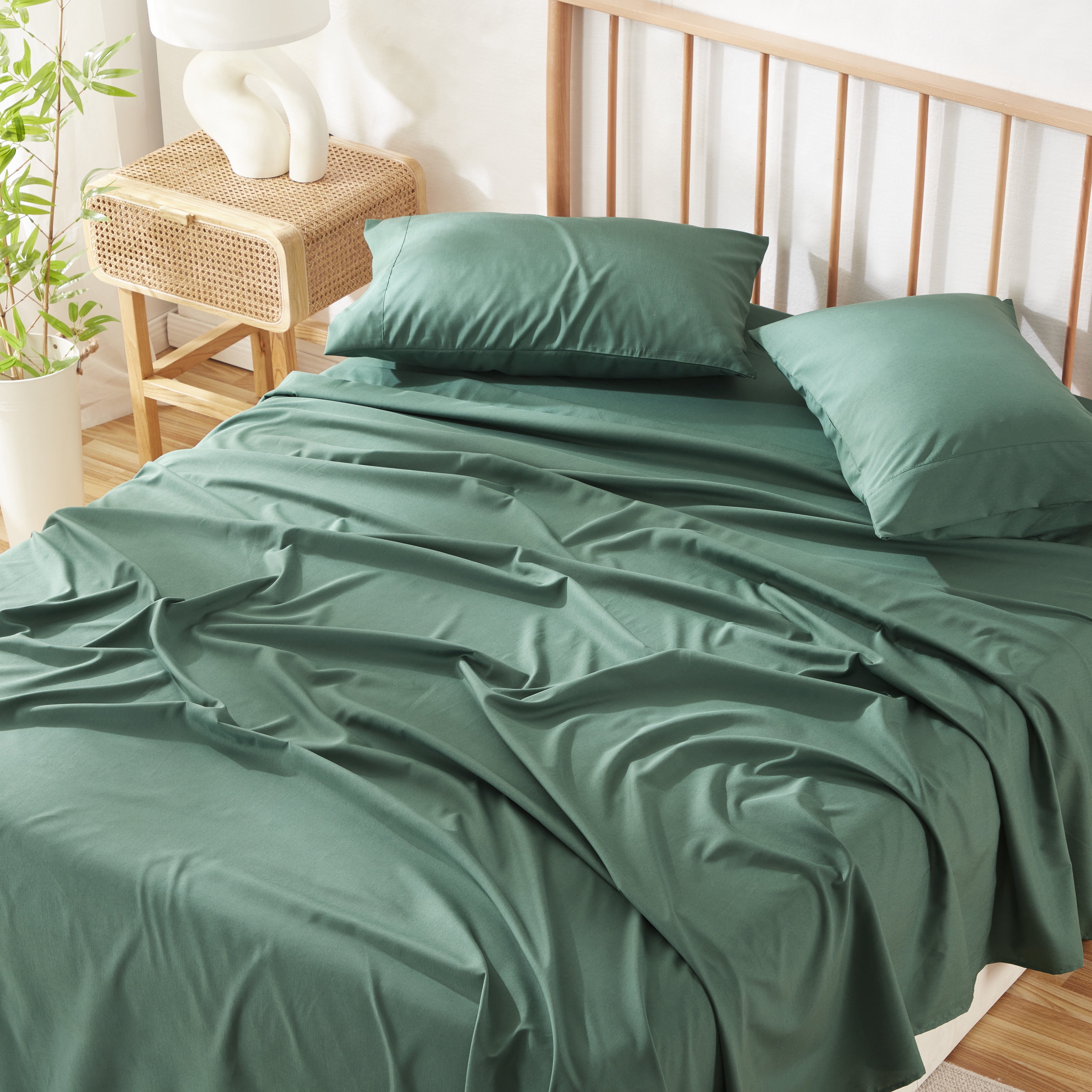 Virtu Bed Sheets Set, Deep Pocket Rayon Derived Bamboo & Microfiber Cooling 4 Piece Queen Sheets sets, Hunter Green