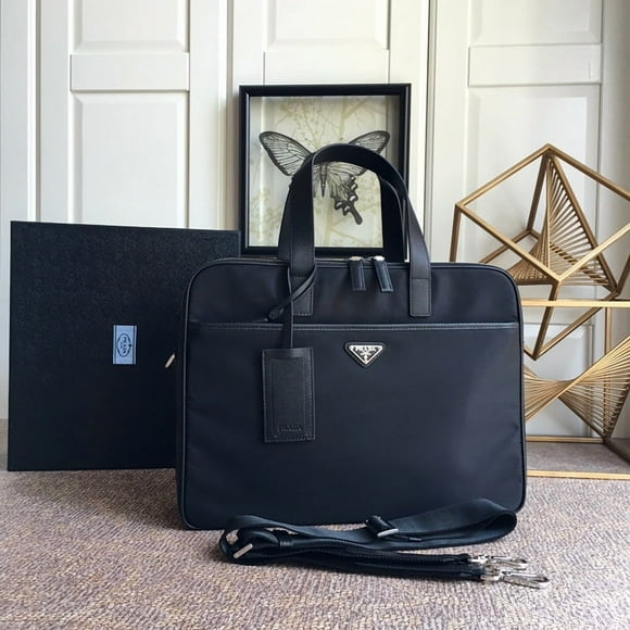 Pra-da Pra-da The exquisite design is interpreted with reverse stitching, creating a soft and rounded modern shape. Adding lightness, modern and sophisticated style.