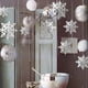 thumbnail image 1 of Adornos colgantes para escaparates de centros comerciales, accesorios para fiestas navideñas con copos de nieve tridimensionales, 1 of 3