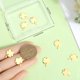 thumbnail image 3 of 1 caja de 10 colgantes de trébol de cuatro hojas chapados en oro de 18 quilates con forma de trébol de la suerte para hacer pendientes, collares, pulseras y joyas., 3 of 6