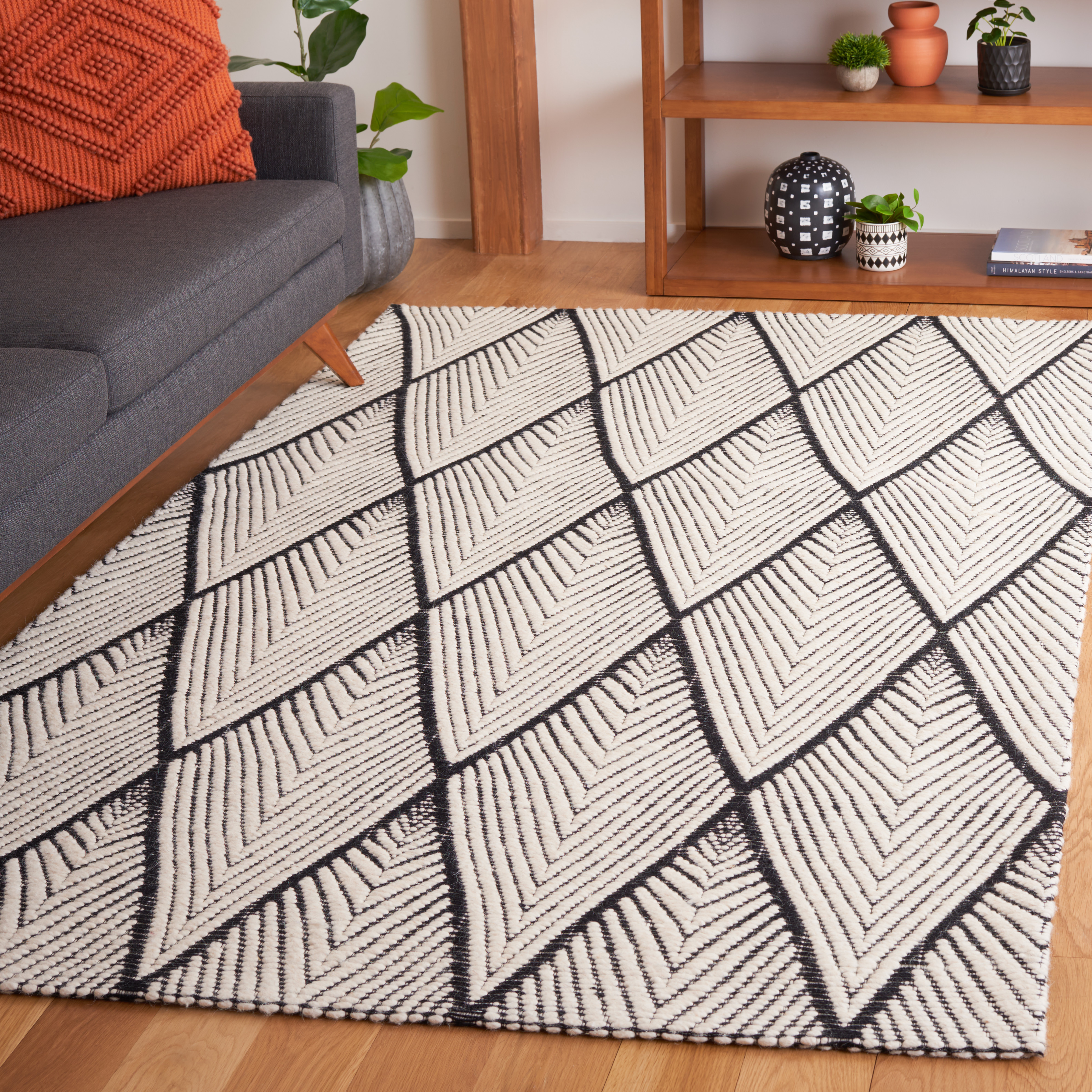 SAFAVIEH Marbella Andrea Diamond Area Rug, Black/Ivory, 4' x 6'