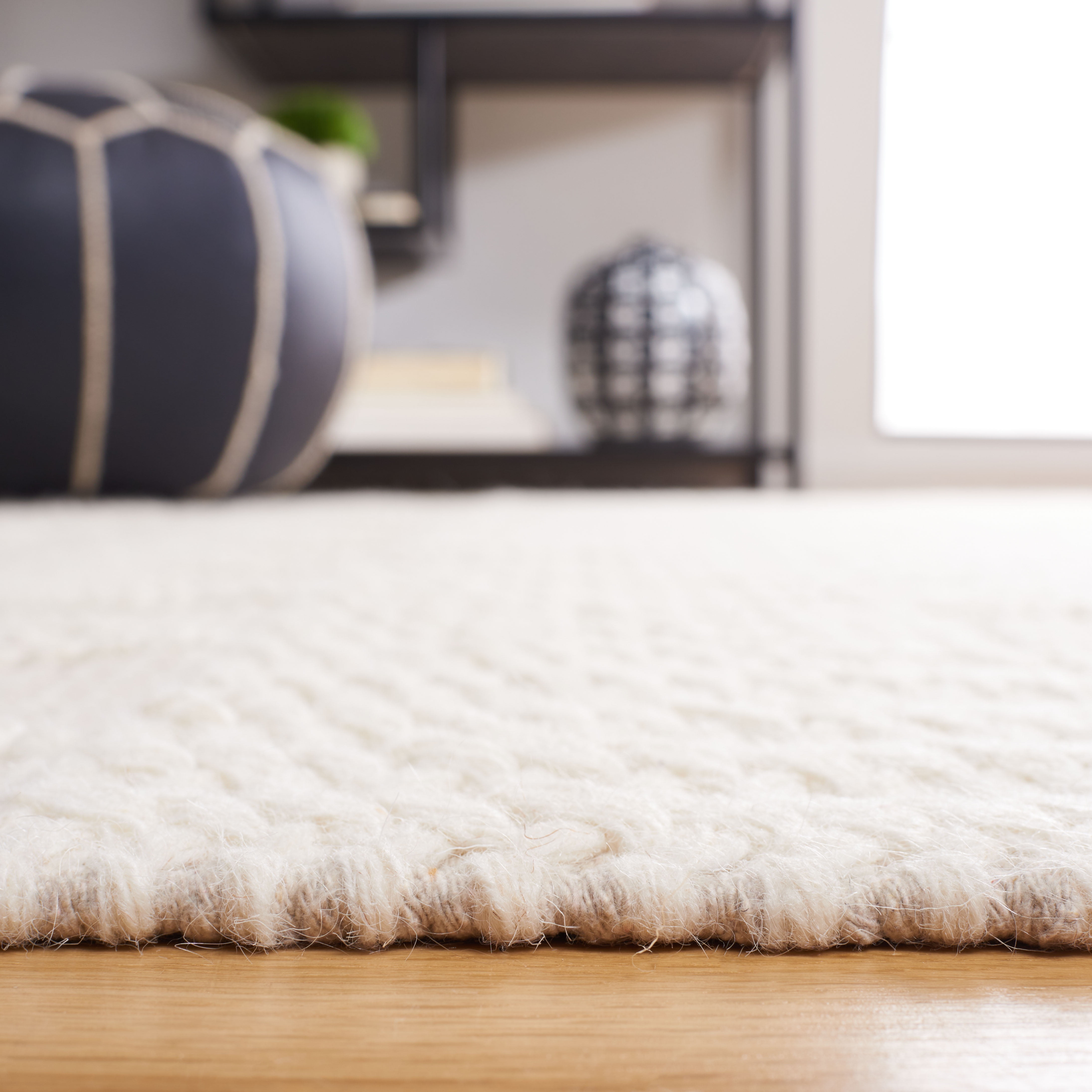 SAFAVIEH Natura Marvyn Southwestern Wool Area Rug, Ivory/Grey, 6' x 9'