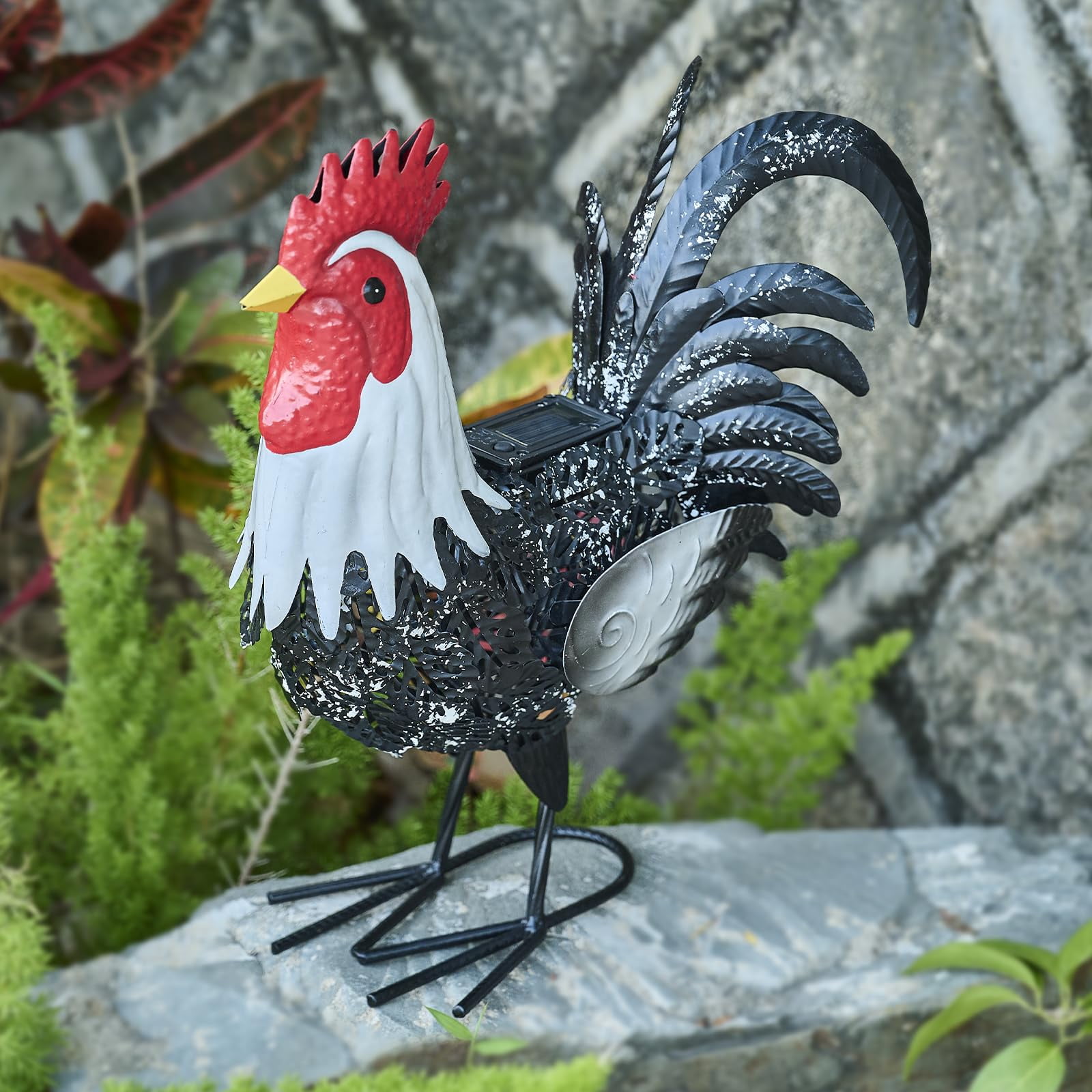 Metal Rooster Garden Decor — 15" Solar-Powered Outdoor Garden Statue, Metal Chicken Yard Art for Outdoor Porches, Patios, and Backyards