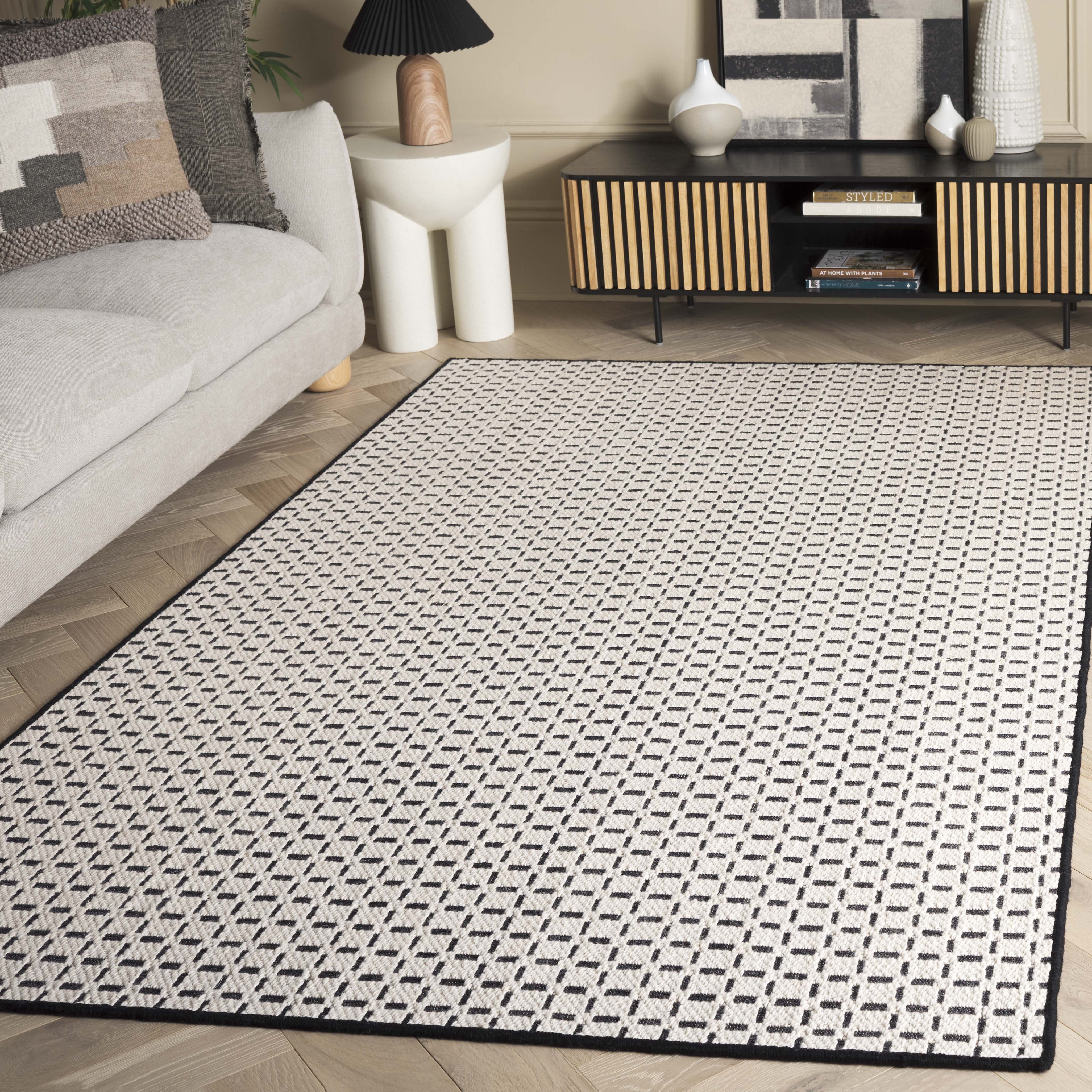 SAFAVIEH Natural Fiber Phelim Geometric Area Rug, Ivory/Black, 3' x 5'