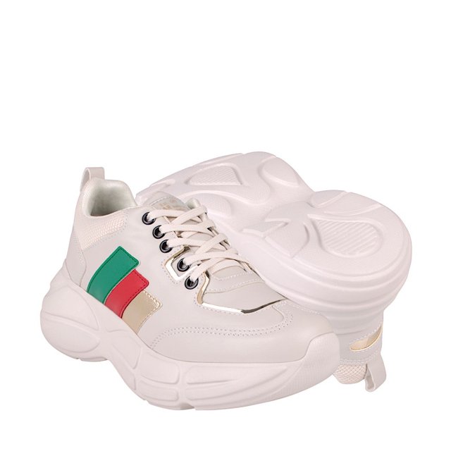 tenis dama baby cats 624647 simipiel beige baby cats 624647 Tenis deportivos casuales para dama en simipiel beige con suela chunky blanca. Vista 3/4 frontal con cordones blancos, ojales metálicos y franjas decorativas verde, roja y dorada en el costado; fondo blanco y suela texturizada visible. También son adecuados para uso urbano diario y para combinar con looks casuales.