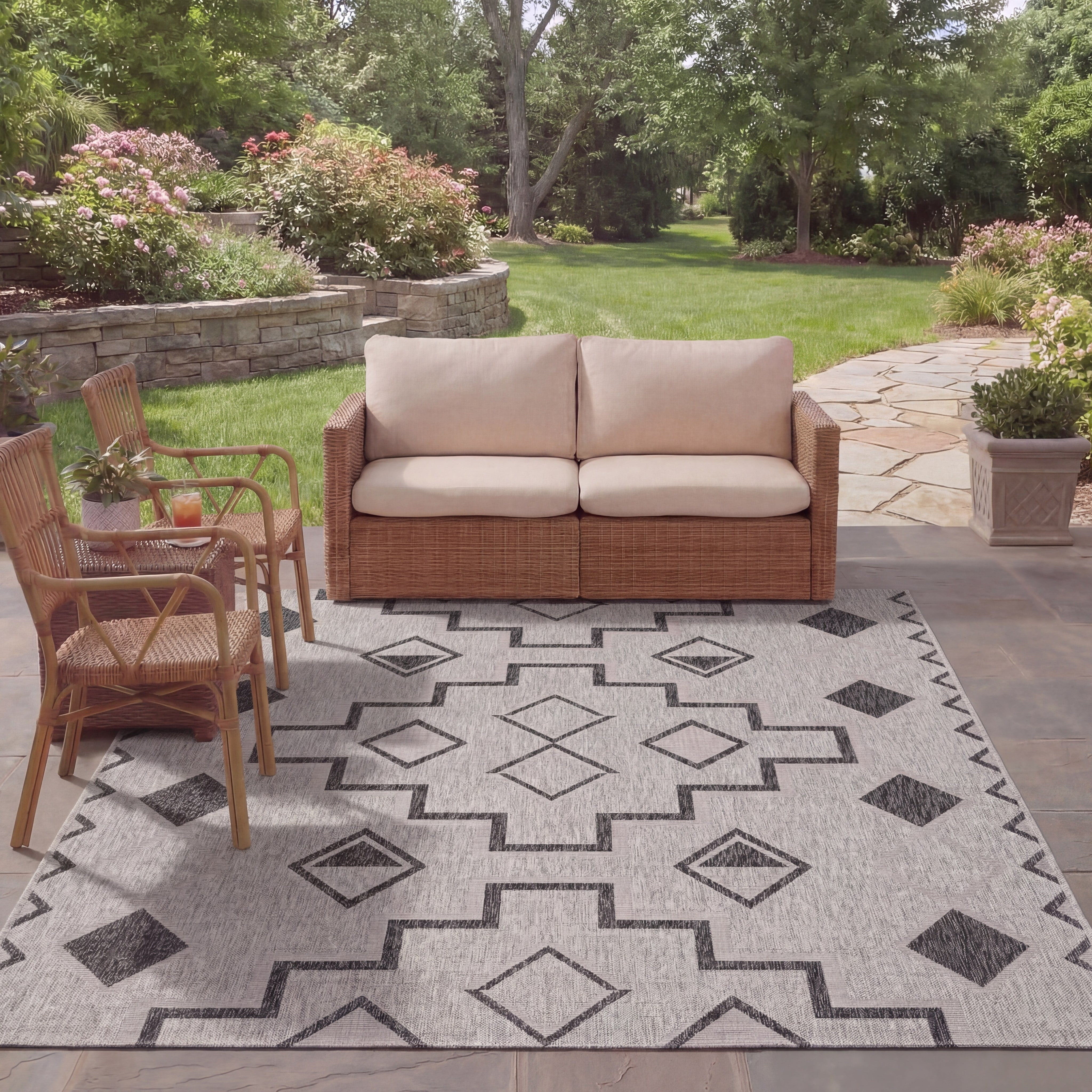 SAFAVIEH Courtyard Floella Geometric Indoor/Outdoor Area Rug, 6'7" x 9'6", Grey/Black
