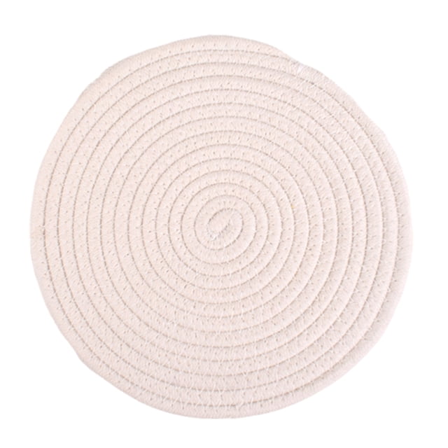 mantel individual genérico de 18 cm para ollas calientes de cocina, decoración de mesa, color beige vista cenital, frente: mantel redondo de 18 cm hecho de cuerda de algodón color beige con espiral concéntrica cosida, silueta plana y tejido trenzado visible sobre fondo blanco; ideal como posavasos o almohadilla térmica decorativa.