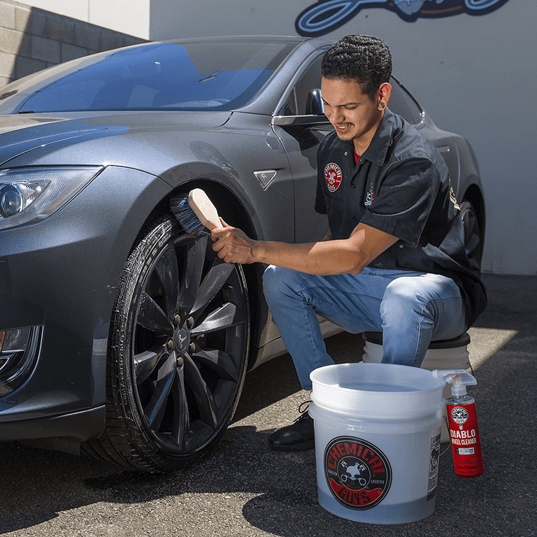 Chemical Guys HOL169 16-Piece Arsenal Builder Car Wash Kit, Bucket and (6)  16 oz Car Care Cleaning Chemicals & CWS_801_16 After Wash Sprayable Gloss