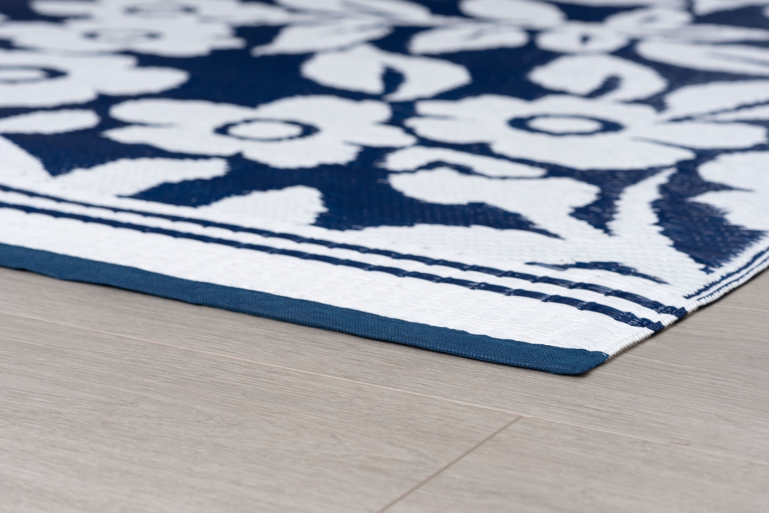 5x7 Reversible Navy and White Polypropylene Outdoor Floral Area Rug