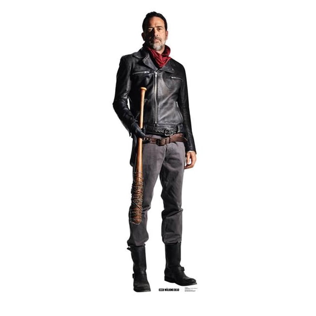 74 x 23 Po Negan - The Walking Dead Standup en Carton, une Découpes Multicolore Grandeur Nature de Negan de AMC's The Walking Dead. The Carton Standup Mettant en Vedette Negan dans Sa Veste en Cuir signature, Son Foulard Rouge et Tenant Lucille, Sa Chauve-Souris en Fil Barbelé. Parfait pour les Articles de Fête, les Arrière-Plans photo Ou les Décors de Scène, Spécialement pour les fans du genre zombie apocalypse.
