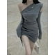 thumbnail image 4 of Vestido negro ajustado con hombros descubiertos para mujer, Vestido corto con cuello Diagonal de moda, con cordones, pliegues sólidos, Primavera, nuevo, 4 of 4