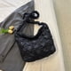 thumbnail image 2 of Bolsa Bolso de hombro para mujer Bolso de mujer con hilo bordado acolchado plisado con nube (negro), 2 of 8