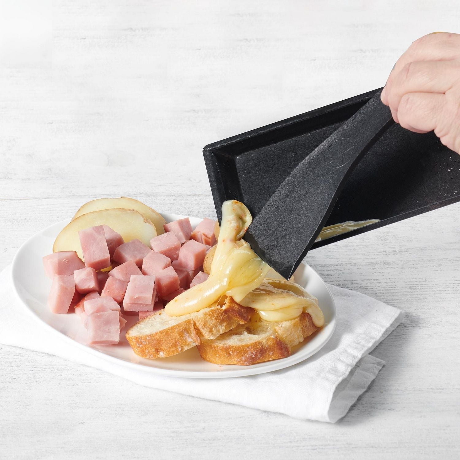 Starfrit Ensemble À Raclette, Plateau Antiadhésif En Acier Carbone, Poignée Repliable, 4 Bougies Chauffe-Plat, Grattoir, Facile À Nettoyer, Noir Antiadhésif