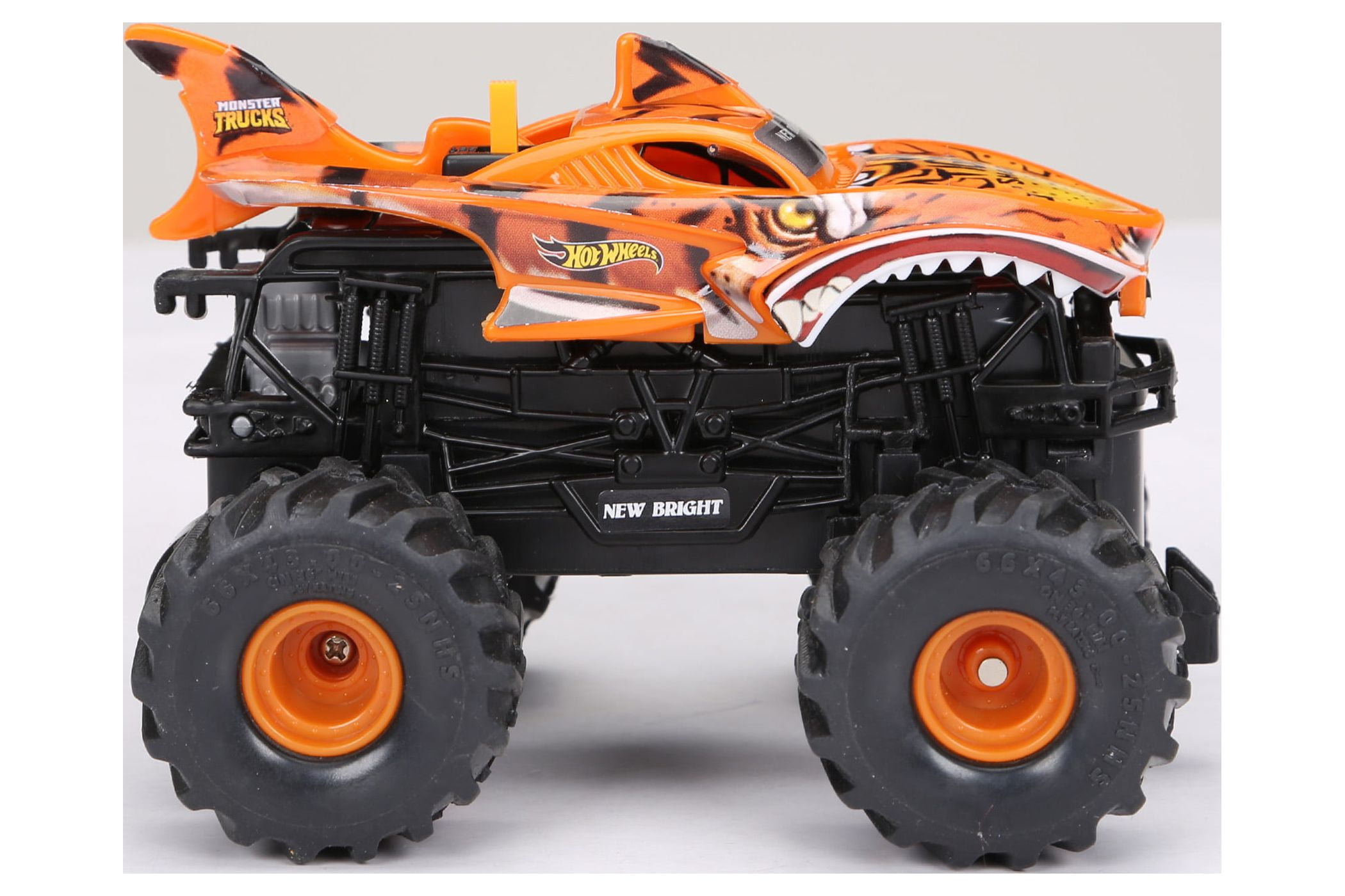 Hot Wheels Monster Trucks, Remote Control Car, Monster Truck Toy with  All-Terrain Wheels, 1:15 Scale Unstoppable Tiger Shark RC