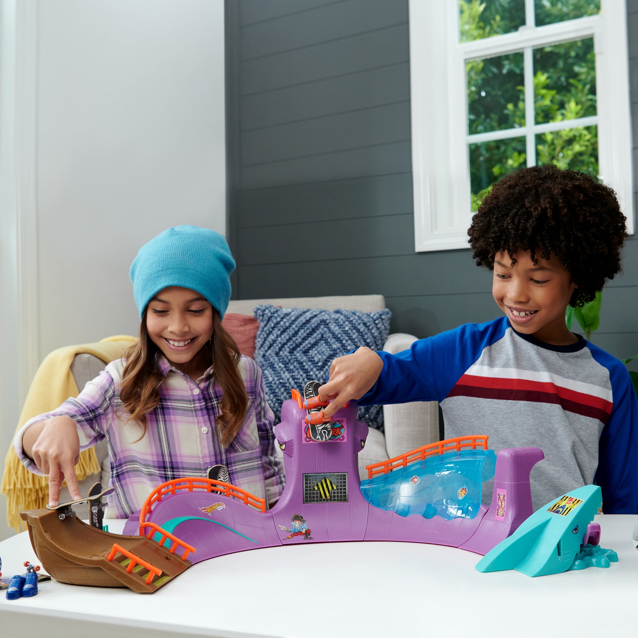 Hot Wheels Skate Octopark Playset, with Exclusive Fingerboard and Skate Shoes