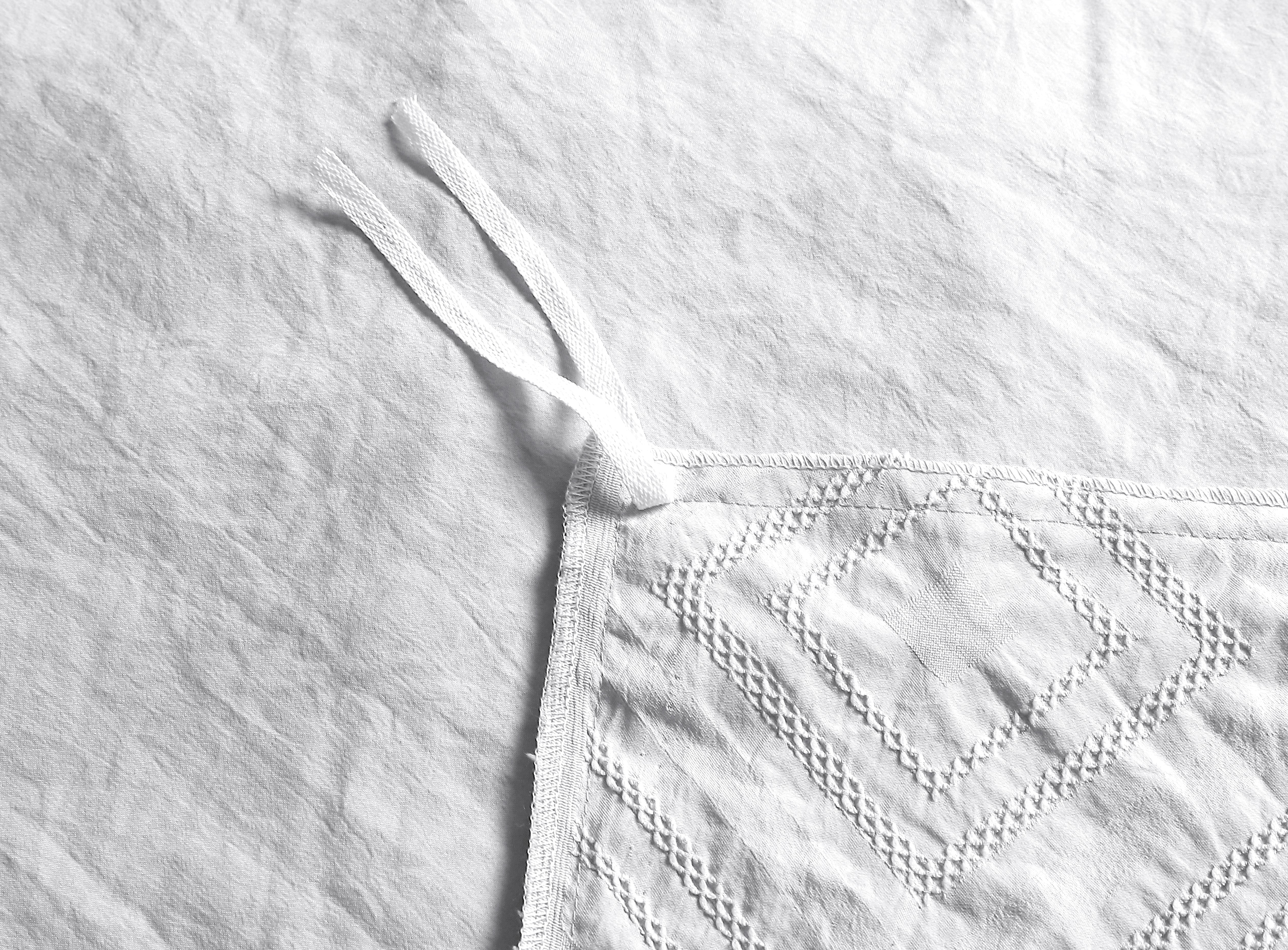 Swift Home Diamond Textured Soft Touch Duvet Cover Set, All Season Bedding with Zipper Closure, Includes Pillow Shams, Full/Queen, White