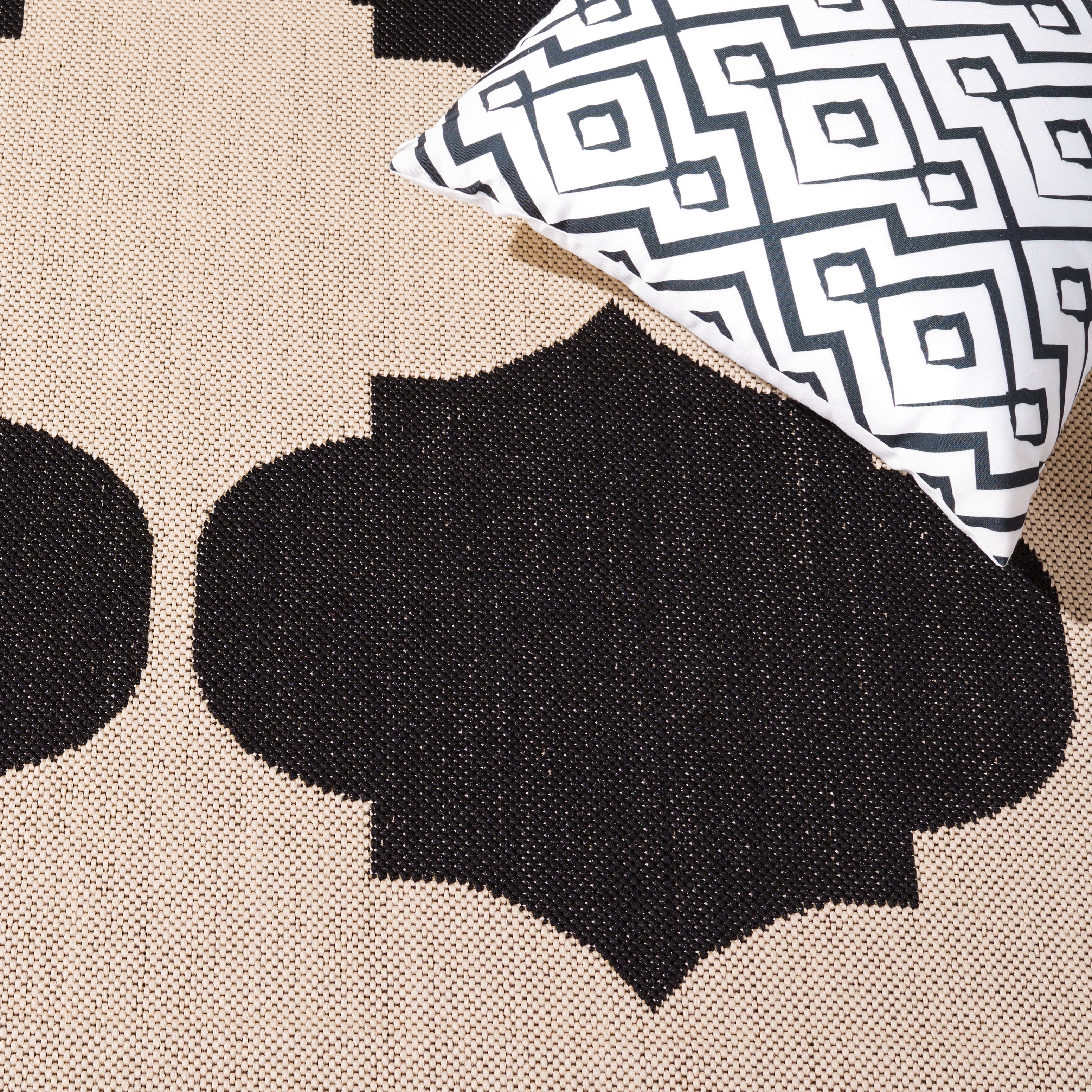 Safavieh Courtyard Elwyn Geometric Indoor/Outdoor Runner Rug, Beige/Black, 2'3" x 8'