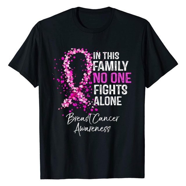 tops de trabajo para mujer blusa de manga corta camiseta con estampado de letras de concienciación sobre los senos tops en octubre pompotops hfajkhk142160 playera negra, vista frontal centrada; texto blanco y rosa "IN THIS FAMILY NO ONE FIGHTS ALONE" con "NO ONE" en rosa, lazo rosa formado por motas y la frase manuscrita "Breast Cancer Awareness" debajo; manga corta, corte recto y tela ligera visible en pliegues suaves, sobre fondo blanco neutro; a menudo usada como prenda casual.