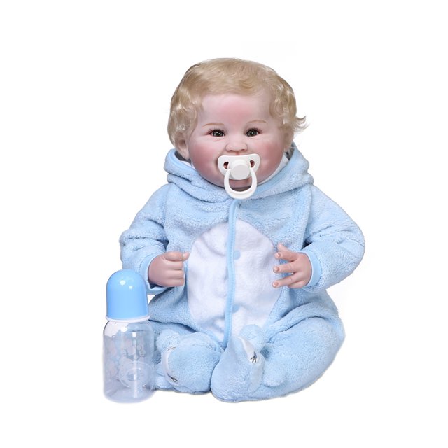55cm/22in realista baby doll reborn baby dolls silicona suave completo muñeca de 55 cm/22 pulgadas vestida con mameluco azul de felpa y cabello rubio rizado; cuerpo de silicona completo con cabeza y extremidades posables, puede sentarse o acostarse, incluye biberón y chupete sobre fondo blanco; adecuada para juego de roles y actividades entre padres e hijos.