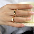thumbnail image 3 of Anillo de acero inoxidable 316L chapado en oro de 18 quilates con accesorios de epoxi en forma de corazón negro para damas europeas y americanas, 3 of 6