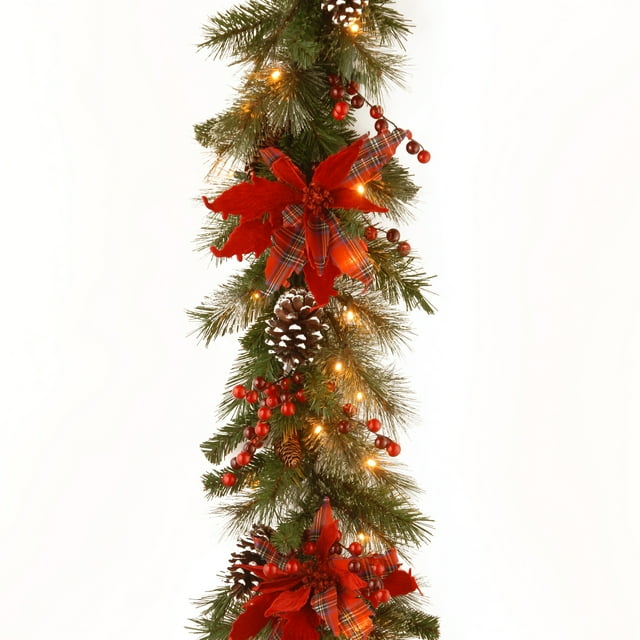 9' X 12" Décoratif Collection Tartan Plaid Guirlande avec des Cônes, des Baies Rouges, des Poinsettas et 50 LEDs Blanc Doux à Piles avec Minuterie